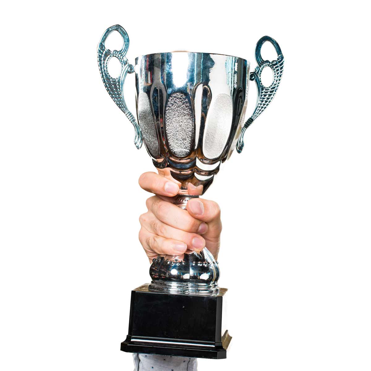 Mà aguantant un trofeu de color plata i una base de color negre.